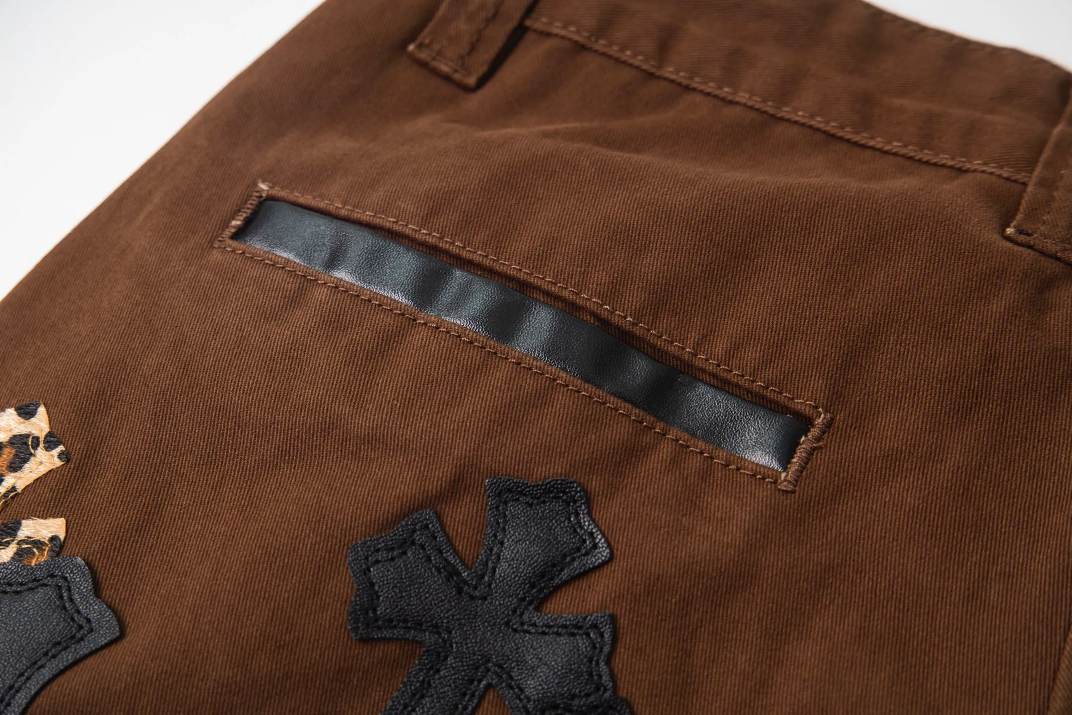 P260 Chrome Hearts | Chrome Hearts Brown Casual Cross Patched Leather Jeans - Full of exploring the ultimate in fashion, Chrome Hearts' new Chrome Hearts pants cleverly integrate camouflage cross, camouflage cross and other elements to break traditional boundaries. Mattyboy's clever fusion of overalls and khaki jeans, the same style, brings endless matching inspiration to fashionistas! Whether it is daily wear or a trendy try, these pants can bring you an excellent fashion experience. Style number: 1754# Color: casual brown Size: 28 30 32 34